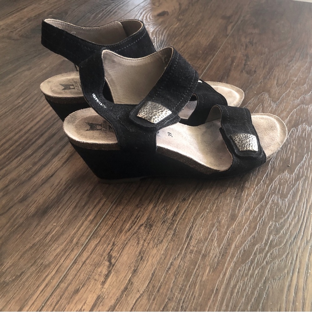 Black Mephisto Comfortable Heels- Size 39 fits a size 8- 8.5 adjustable